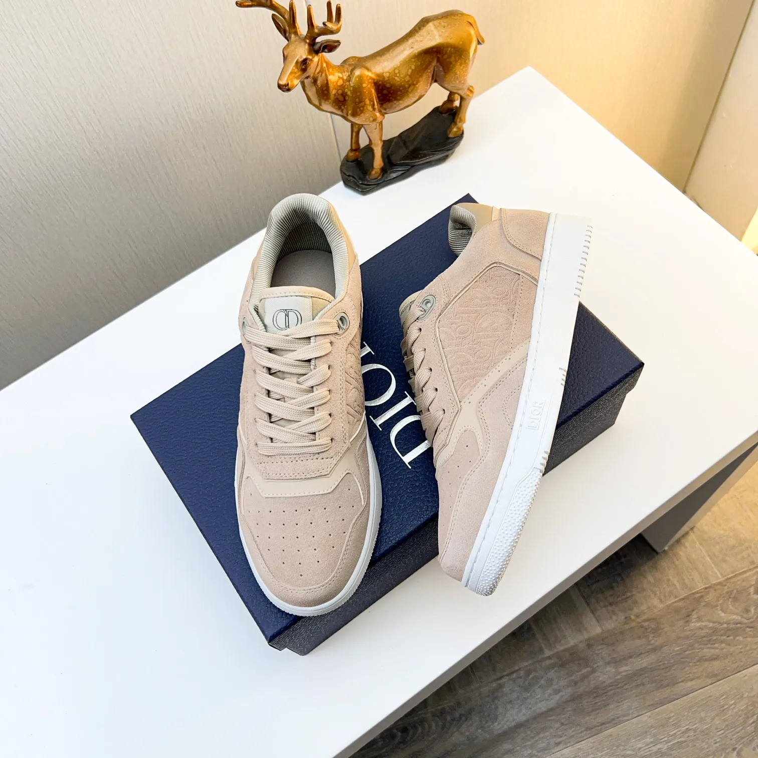 Men's Men's Shoes 💰400 [New] 🦩🦩Dior - Low-top sneakers 2025 spring men's collection new arrivals [Celebrate][Celebrate][Celebrate], reinterpret the basketball shoe design and become a classic Dior item [Strong][Strong][Strong], crafted in black and cream white smooth cowhide with beige suede, leather display on the side The CD logo, tongue, sole and back side are decorated with various distinctive details to enhance the style[666][666], while eyelet details, topstitching and rubber panels highlight the dynamic charm of its athletic style[strong][strong][strong]. It has a two-color rubber sole, which can be matched with various clothing to create a refined look. Size: 38 to 44 (45 can be customized